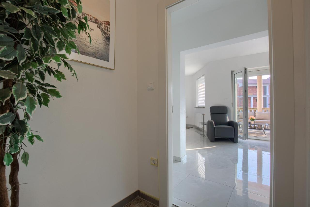 Apartment Vukadin Pula Exterior photo