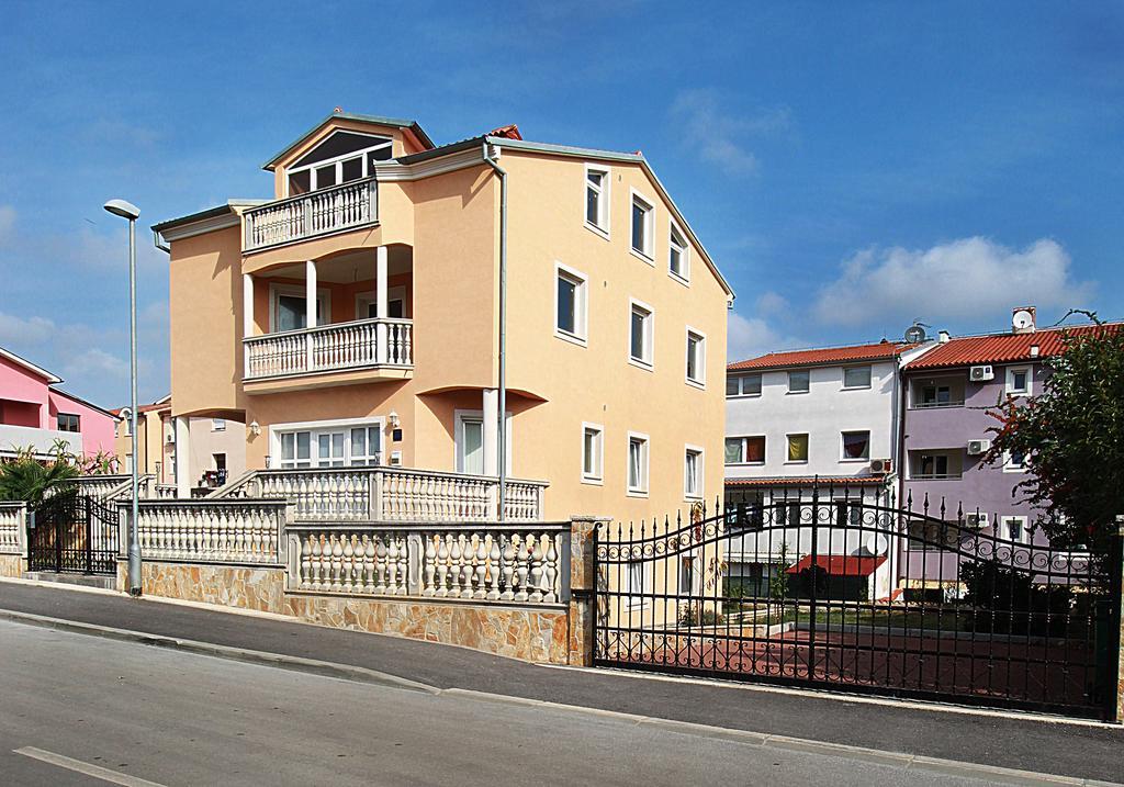 Apartment Vukadin Pula Exterior photo